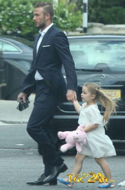 Becks đưa Harper tới dự lễ tốt nghiệp mẫu giáo bé hôm 8/7 tại London.